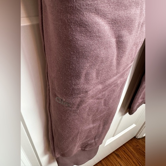 ALO Yoga Smoky Quartz Sweatpants - Picture 9 of 9